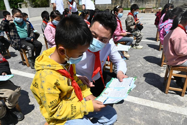 2022.5.30敘古公司團(tuán)委走進(jìn)枧槽苗族群英小學(xué)開(kāi)展志愿服務(wù)活動(dòng)2.png