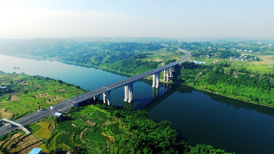 巴南廣高速--渠江特大橋座于廣安市岳池縣羅渡鎮(zhèn)與中和鎮(zhèn)之間的渠江上，是巴南廣高速上唯一一座跨深水的特大橋。大橋全長526.00m,橋面寬28.00m，大橋至水面高度達(dá)65.00m，主線設(shè)計(jì)時(shí)速80.00km,主橋?yàn)榉址竭B續(xù)鋼構(gòu)，引橋?yàn)榉址胶喼?0.00mT梁，主跨長160.00m,邊跨長85.00m。.jpg