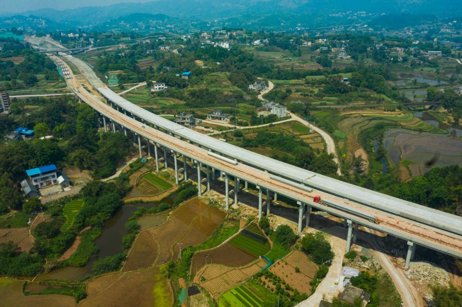 瀘永高速公路隆敘鐵路跨線橋設計橋長 482.25m，孔數及孔徑 (孔-m)：19×25；該橋上部結構采用預應力砼(后張) 小箱梁；下部結構橋臺采用 U 臺，橋墩采用柱式墩，橋墩采用樁基礎，橋臺采用擴大基礎。項目的建成為瀘州構建區域性綜合交通樞紐，打造旅游集散中心提供有力支撐，為帶動成渝經濟區“雙核五帶”布局，促進成渝地區區域合作發展具有重要意義。.jpg