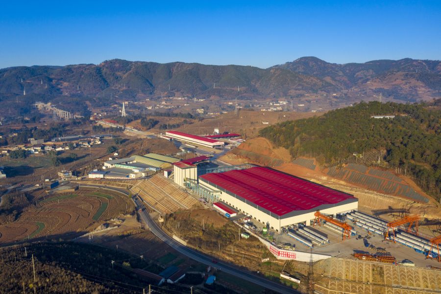 沿江高速“智慧梁廠”位于寧攀段ZCB1-19標(biāo)段，項(xiàng)目以“全自動(dòng)標(biāo)準(zhǔn)化建設(shè)”為核心理念，開創(chuàng)了預(yù)制梁全過程自動(dòng)化生產(chǎn)線和全系統(tǒng)智能化管理的先河，實(shí)現(xiàn)了梁板生產(chǎn)施工減人60%、產(chǎn)量提速200%、質(zhì)量合格率達(dá)100%，對(duì)提升沿江高速工程質(zhì)量安全、加快工程進(jìn)度起積極推進(jìn)作用，是“智慧沿江”建設(shè)的重要環(huán)節(jié)，為山區(qū)高速公路工業(yè)化生產(chǎn)積累了寶貴經(jīng)驗(yàn)。.jpg