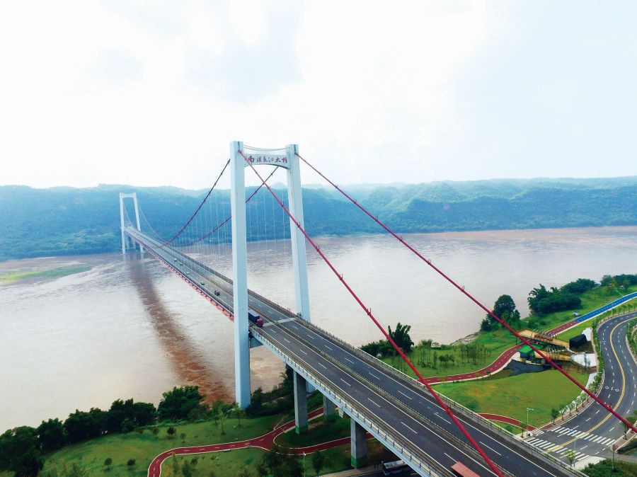 宜瀘高速南溪長江大橋位于四川省宜賓市南溪區，北端連接羅龍鎮，南端連接江南鎮，是宜瀘高速公路工程建設中最具影響力的特大型橋梁，是宜瀘高速公路的三大控制性工程之一。大橋為主跨820米的單跨鋼箱梁懸索橋，全橋長1295.89米。設計時速每小時80公里，設計寬27.5米，車行道24.5米雙向四車道，加2×1.5米人行道。.jpg