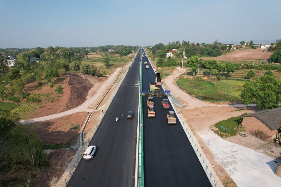 瀘永高速公路ZCB1-LM項目建設已進入路面施工最后的攻堅期和沖刺階段。截至目前，瀘永高速公路項目路面工程已完成約80%。.jpg